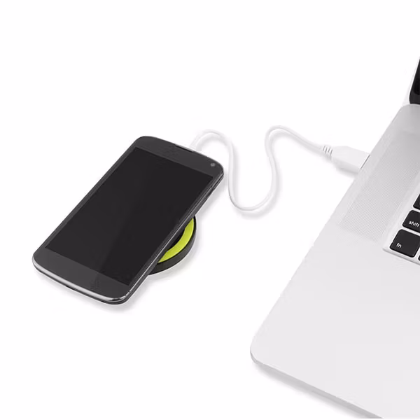 T20 Qi trådlös laddare som laddar en telefon