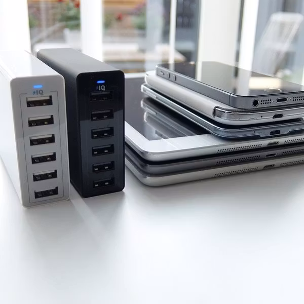 Två Anker PowerPort 6 mobilladdare med 6 uttag och en samling surfplattor och telefoner