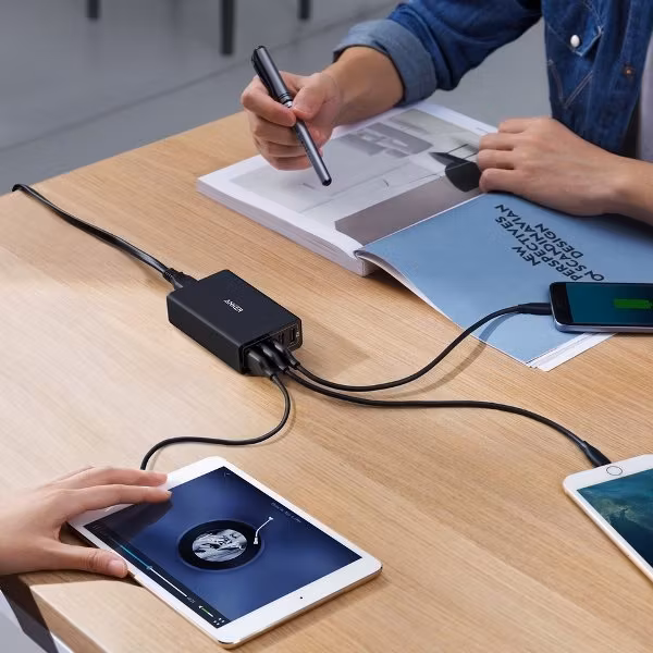 Anker Powerport 5 mobilladdare laddar många telefoner samtidigt