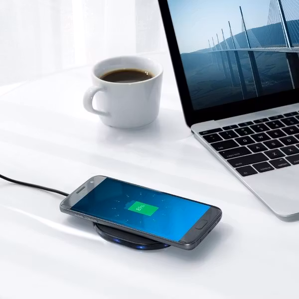Anker PowerPort Qi 10W trådlös laddare på bord