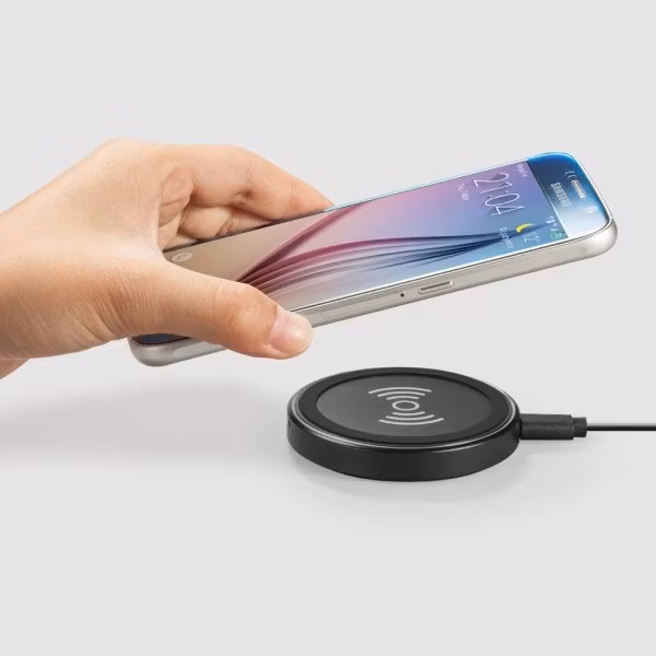 Anker Powerport Qi trådlös mobilladdare med hand som håller en telefon