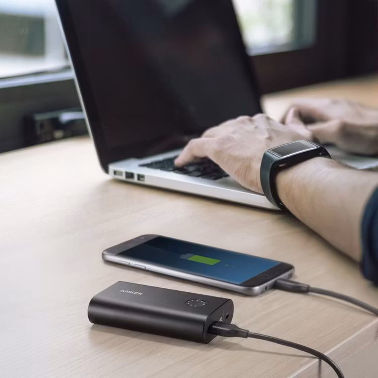 PowerCore plus 10050 QC3 powerbank svart på bord