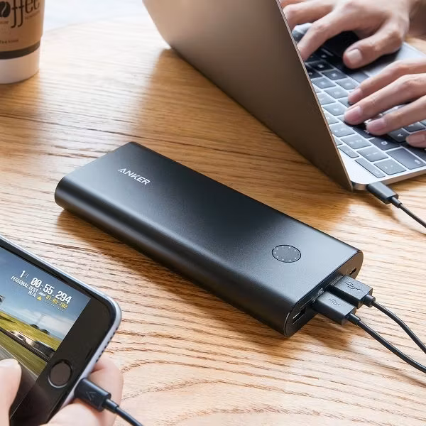 Anker PowerCore+ 26800mAh QC 3.0 powerbank på bord med dator