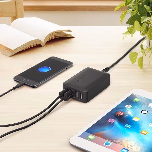 RAVPort mobilladdare med 4 uttag  och Quick Charge laddar en telefon