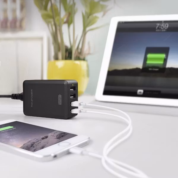 RAVPower mobilladdare med 4 uttag på skrivbordet