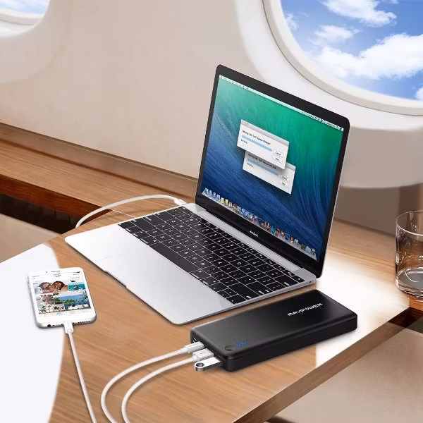RAVPower 26800mAh 30W Power Delivery Typ-C powerbank laddar en MacBook och iPhone