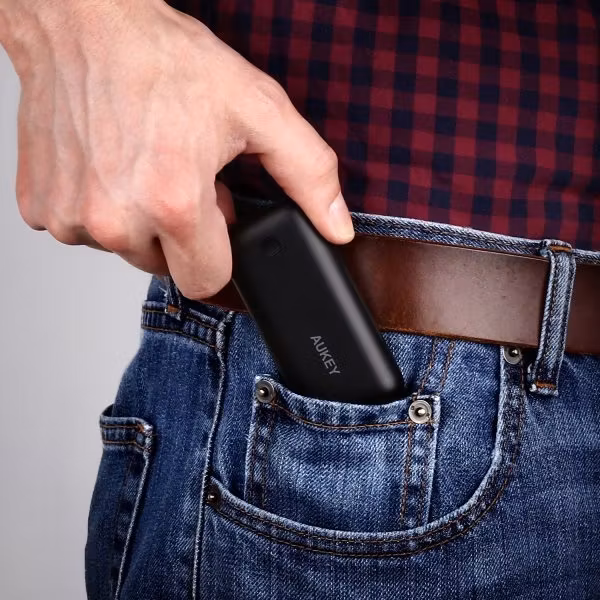 Aukey 5000mAh Pocket powerbank med runda hörn som passar i fickan