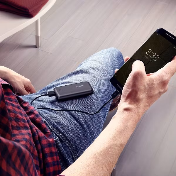 Aukey 5000mAh Pocket powerbank laddar en mobiltelefon