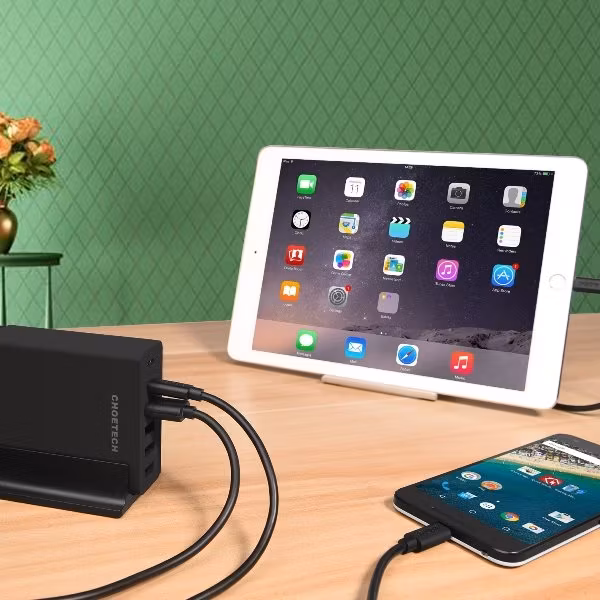 Choetech mobilladdare med 2 x USB-C och 4 x USB-A laddar både USB-C och USB