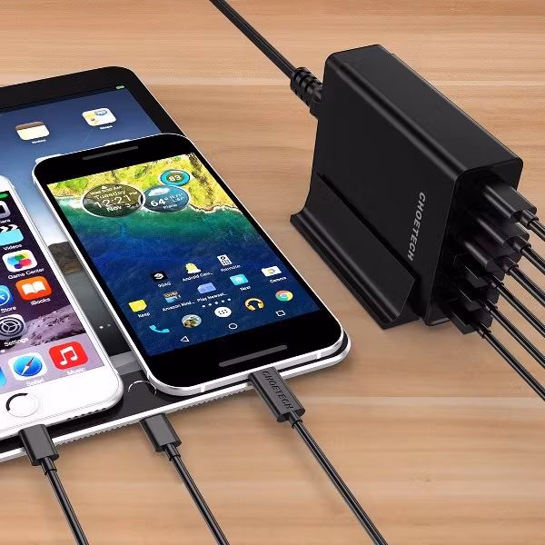 Choetech mobilladdare med 2 x USB-C och 4 x USB-A laddar USB-C enheter