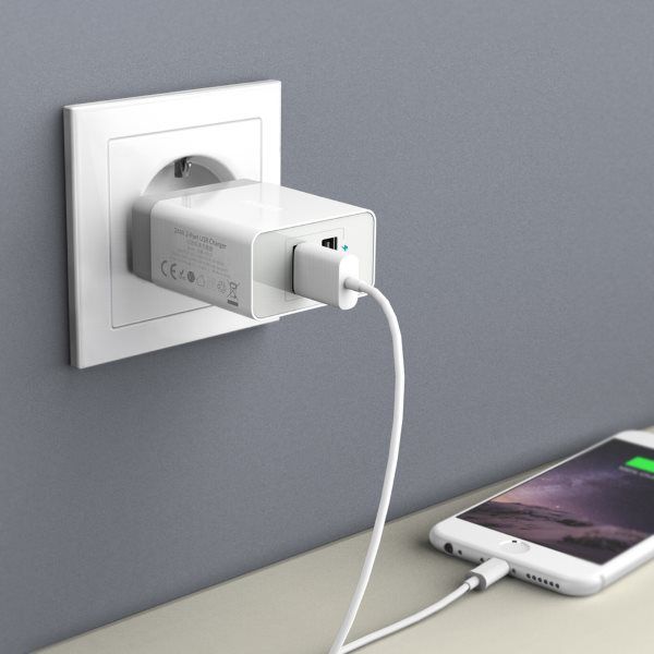 Anker mobilladdare med 2 uttag - laddar en telefon - vit