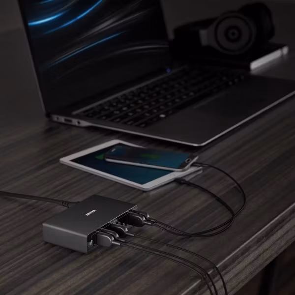PowerPort 10 svart på skrivbord