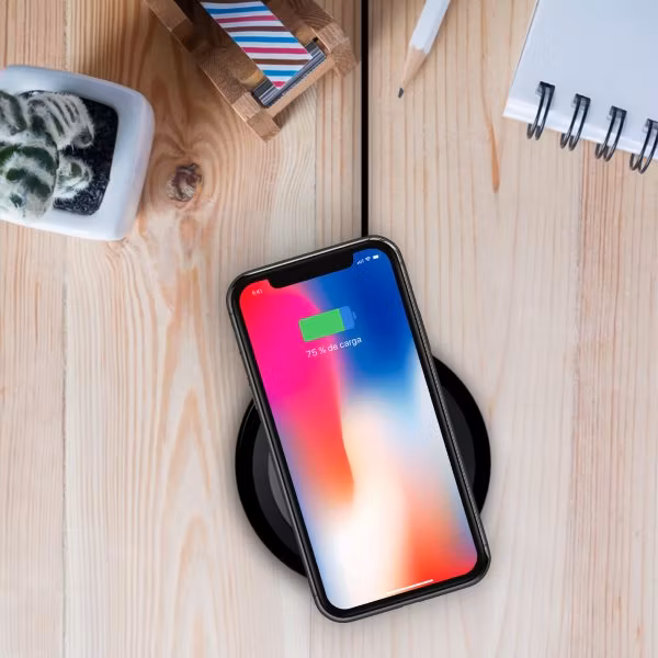 Minibatt UltraSLIM trådlös laddare laddar iPhone på träbord