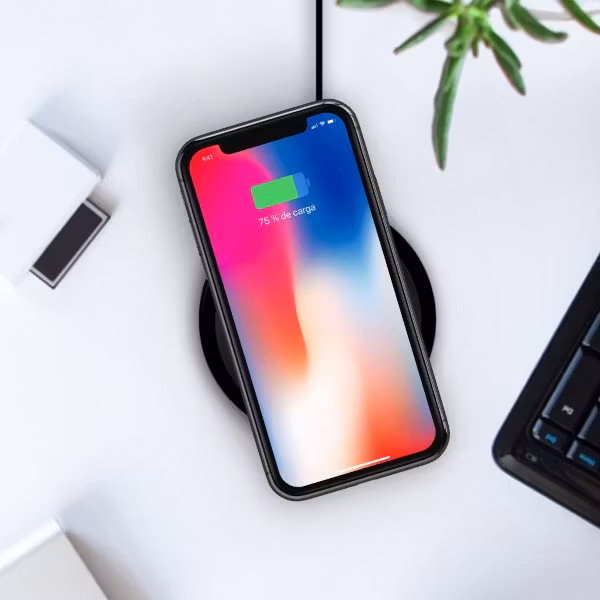 Minibatt UltraSLIM trådlös laddare laddar iPhone