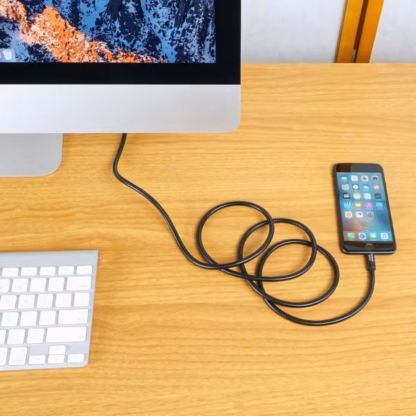 Fuse Chicken Titan plus Lightning 150cm svart laddar iPhone på skrivbord