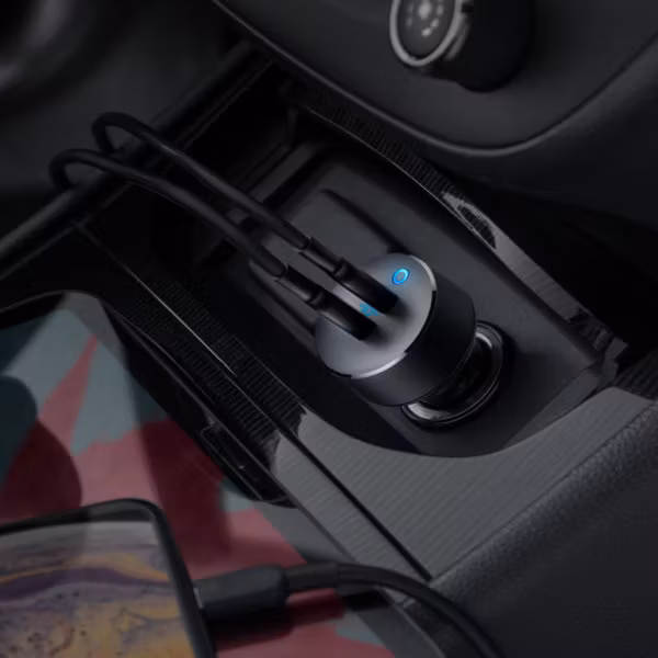 Anker PowerDrive III Duo mobilladdare i bilen