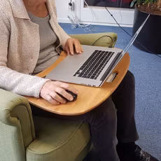 Laptopstöd i bambu med kudde Laptopstöd i bambu med kudde