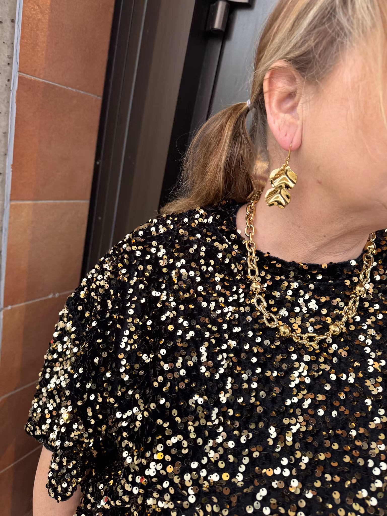 Kortärmad paljett-topp guld