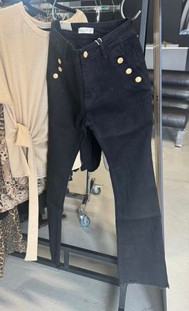 Folyrose flarejeans svart med knappar
