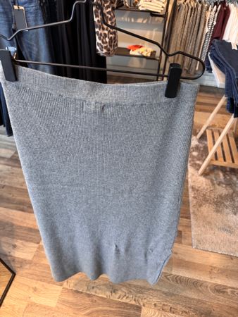 Prime stickad kjol grå