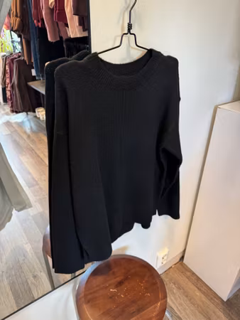 Malou o-neck stickad svart