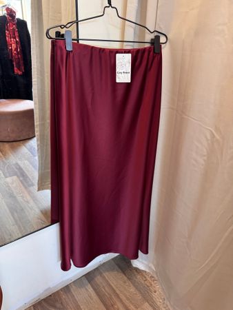 Nelly satinkjol vinröd