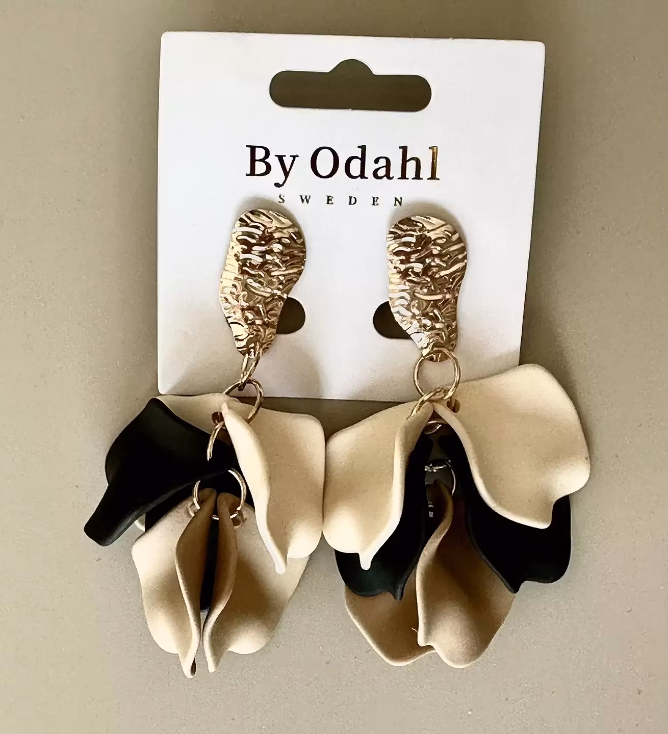 Bladörhänge svart/beige/sand guld