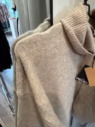 Malou polotröja stickad beige