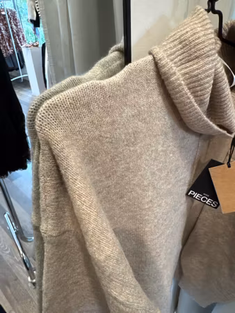 Malou polotröja stickad beige