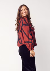 Tanna blus black on red