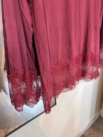 Långärmad topp m spets vinröd