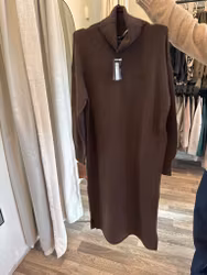 Malou stickad poloklänning brun