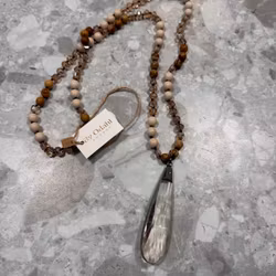 Långt pärlhalsband med prisma