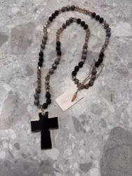 Långt pärlhalsband med svart kors