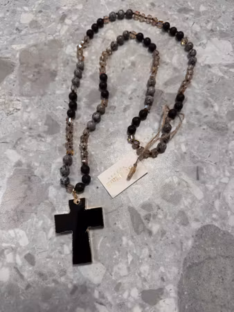 Långt pärlhalsband med svart kors