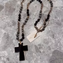 Långt pärlhalsband med svart kors