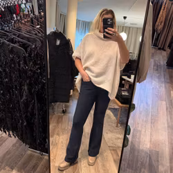 Stretchiga finbyxor bootcut marinblå