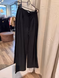 Stretchiga finbyxor rakt ben svart