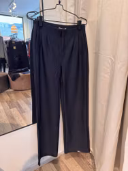 Stretchiga finbyxor rakt ben navy