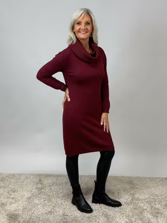 Lulu stickad poloklänning vinröd