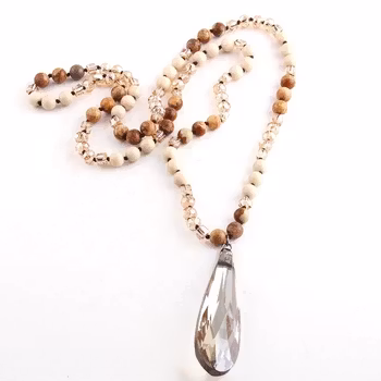 Långt pärlhalsband med prisma