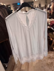 Långärmad topp m spets vit