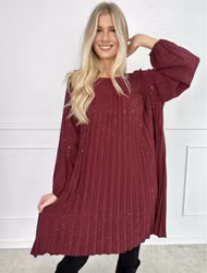 Plisserad stickad klänning vinröd glittrig