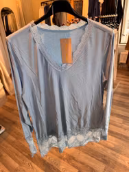 Långärmad topp m spets ljusblå