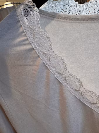 Långärmad topp m spets sand