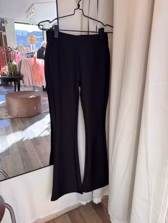 Stretchiga finbyxor bootcut svart