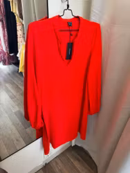 Alva V-neck klänning röd