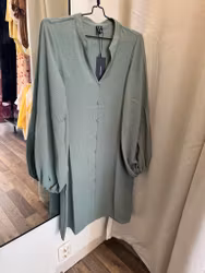 Alva V-neck klänning army