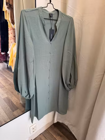Alva V-neck klänning army