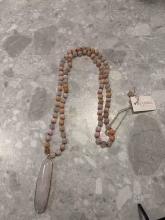 Långt pärlhalsband ljus aprikos
